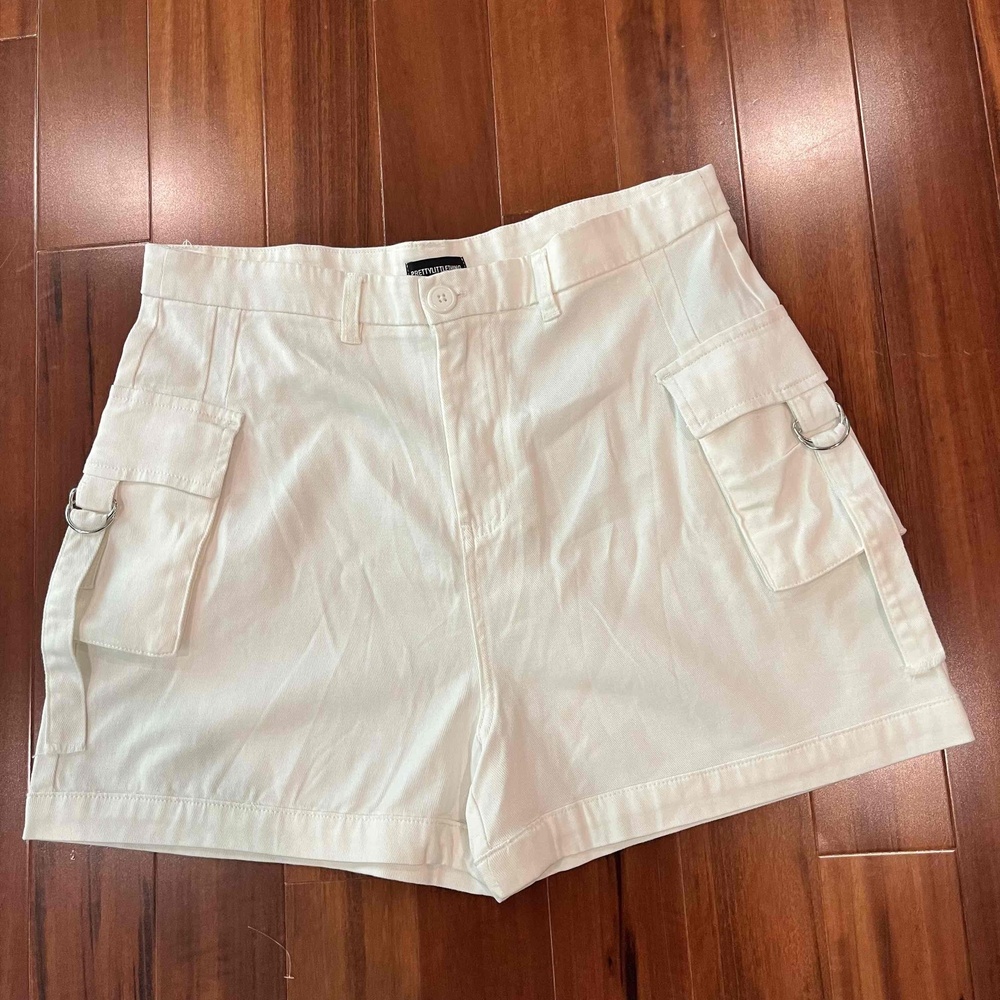 PrettyLittleThing White Cargo Shorts Ivory Cotton Belt Loop Pockets NWOT Size 14